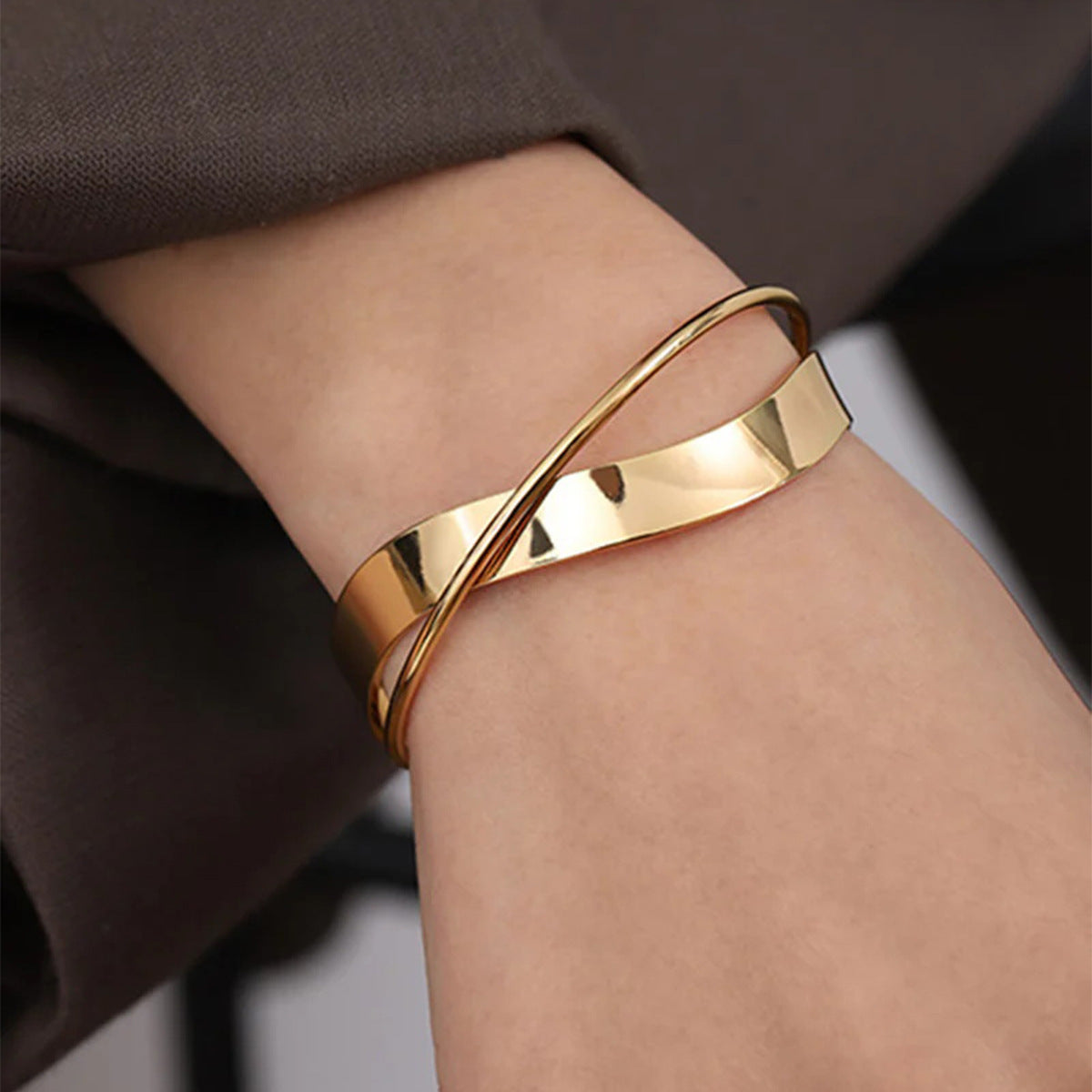 Pulsera de acero de titanio con chapado en oro de 18 quilates, diseño de línea geométrica, a la moda, para mujer