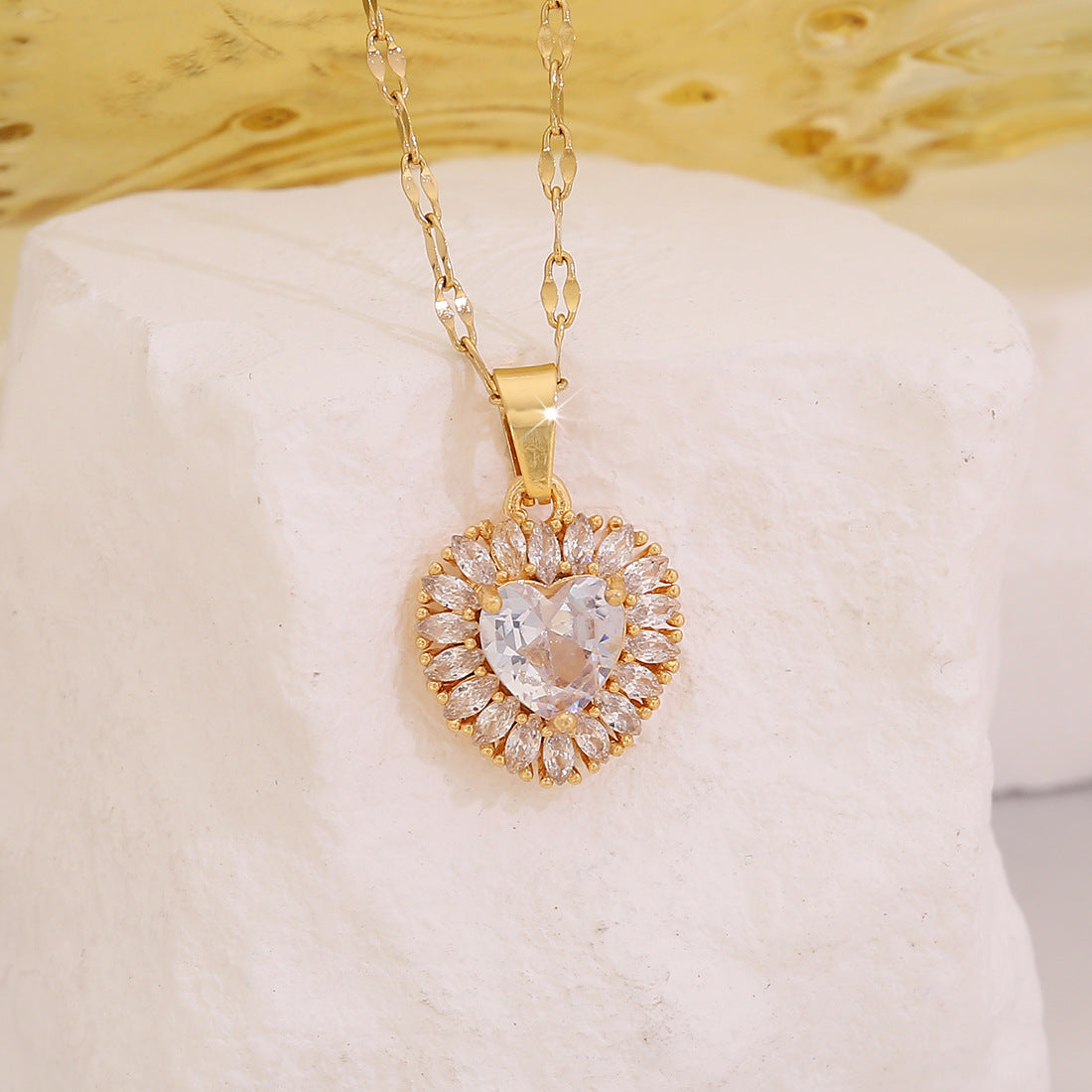 Fashionable Heart-Shaped Zirconia Pendant Necklace in Stainless Steel for Women with Elegant Clavicle Design