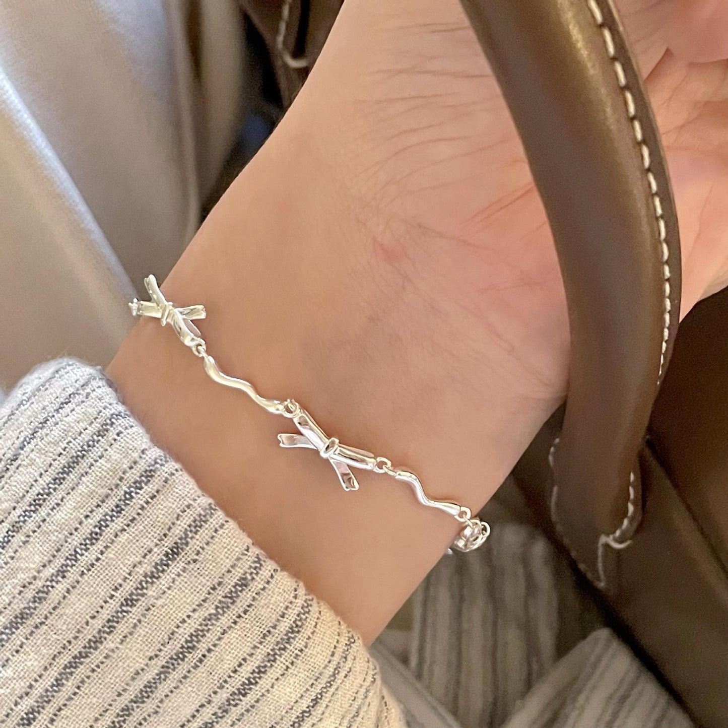 Minimalist Bow-Shaped S925 Sterling Silver Bracelet with Plated Finish, Delicate Line Detail, Unisex Elegant Accessory