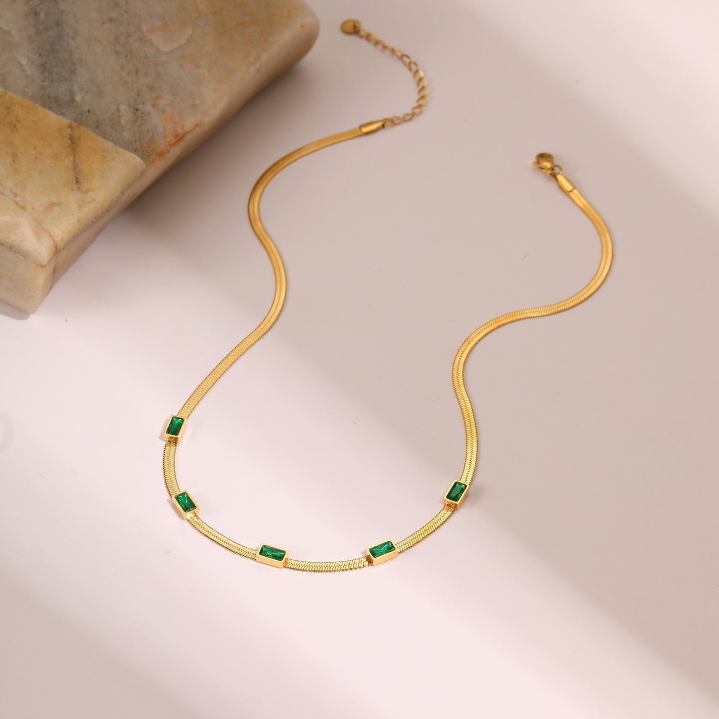 Collar Vintage Cuadrado Geométrico de Circonita en Acero Inoxidable con Acabado Chapado y Cadena Plana de Serpiente para Mujer