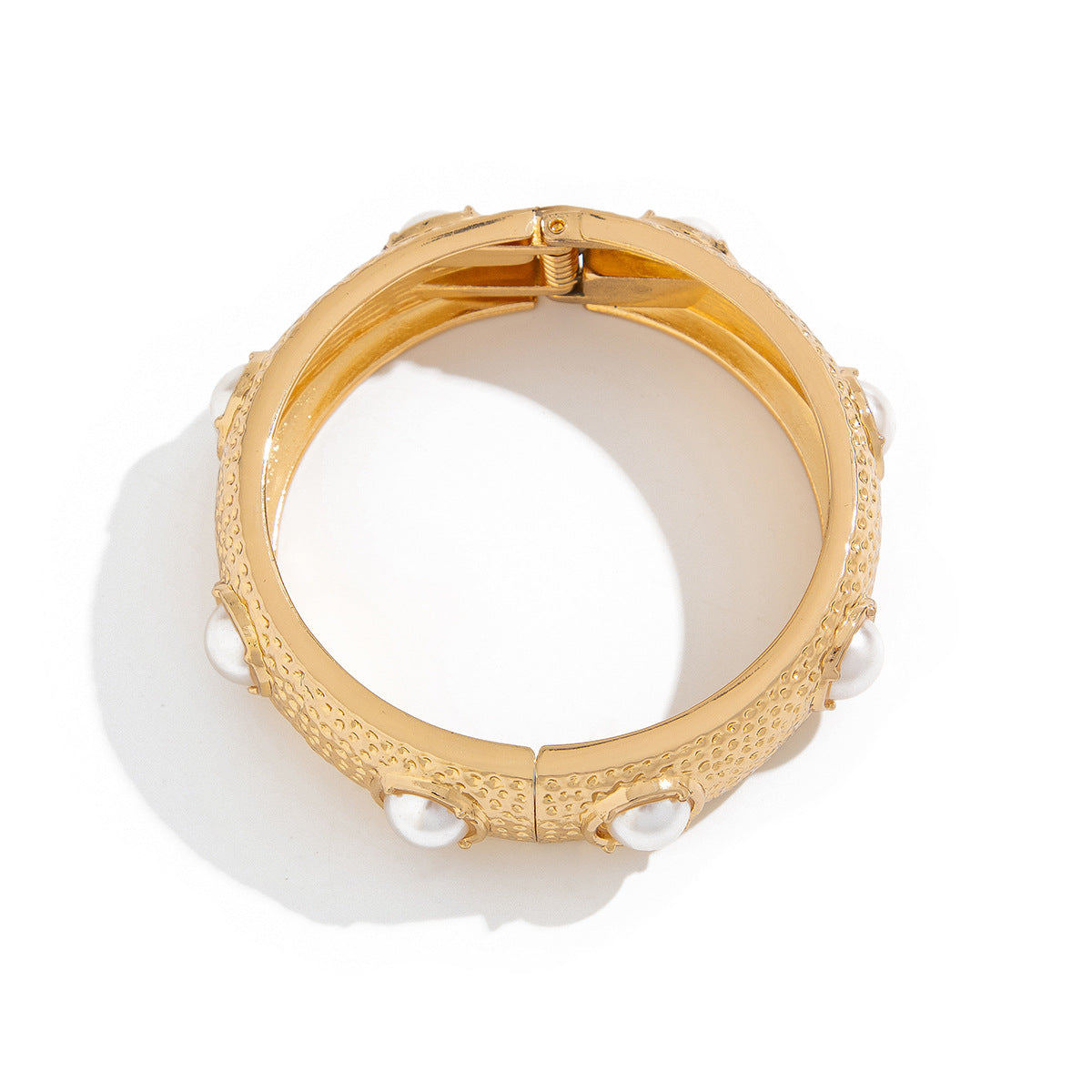 Bracciale rigido in metallo geometrico di ispirazione vintage con perle artificiali e finitura placcata