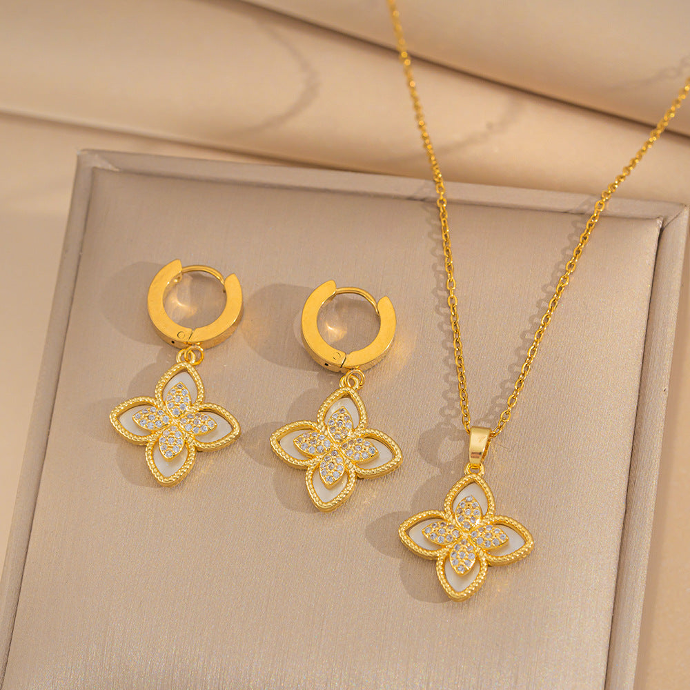 Minimalist Four-Leaf Clover Pendant Necklace in Titanium Steel with Vacuum Plating and Snake Chain for Women