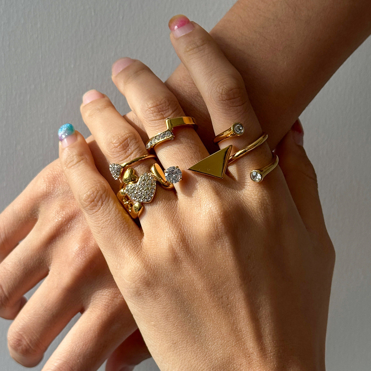 Elegante anillo de acero inoxidable con diseño de triángulo geométrico y circonita cúbica, chapado en PVD, para mujer