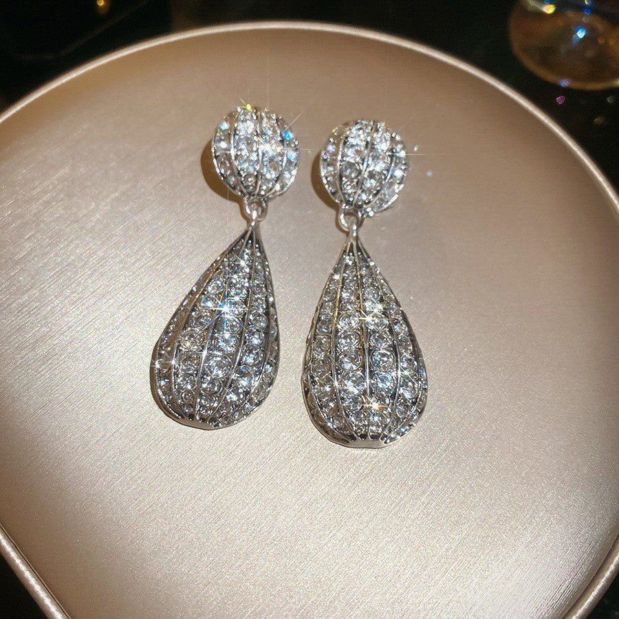 Orecchini a perno di lusso con lega geometrica irregolare e intarsio di strass, placcati argento, alla moda e versatili da donna