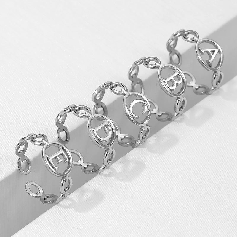 Anello regolabile aperto in acciaio inossidabile minimalista da donna con lettere alfabeto incise, finitura placcata ipoallergenica