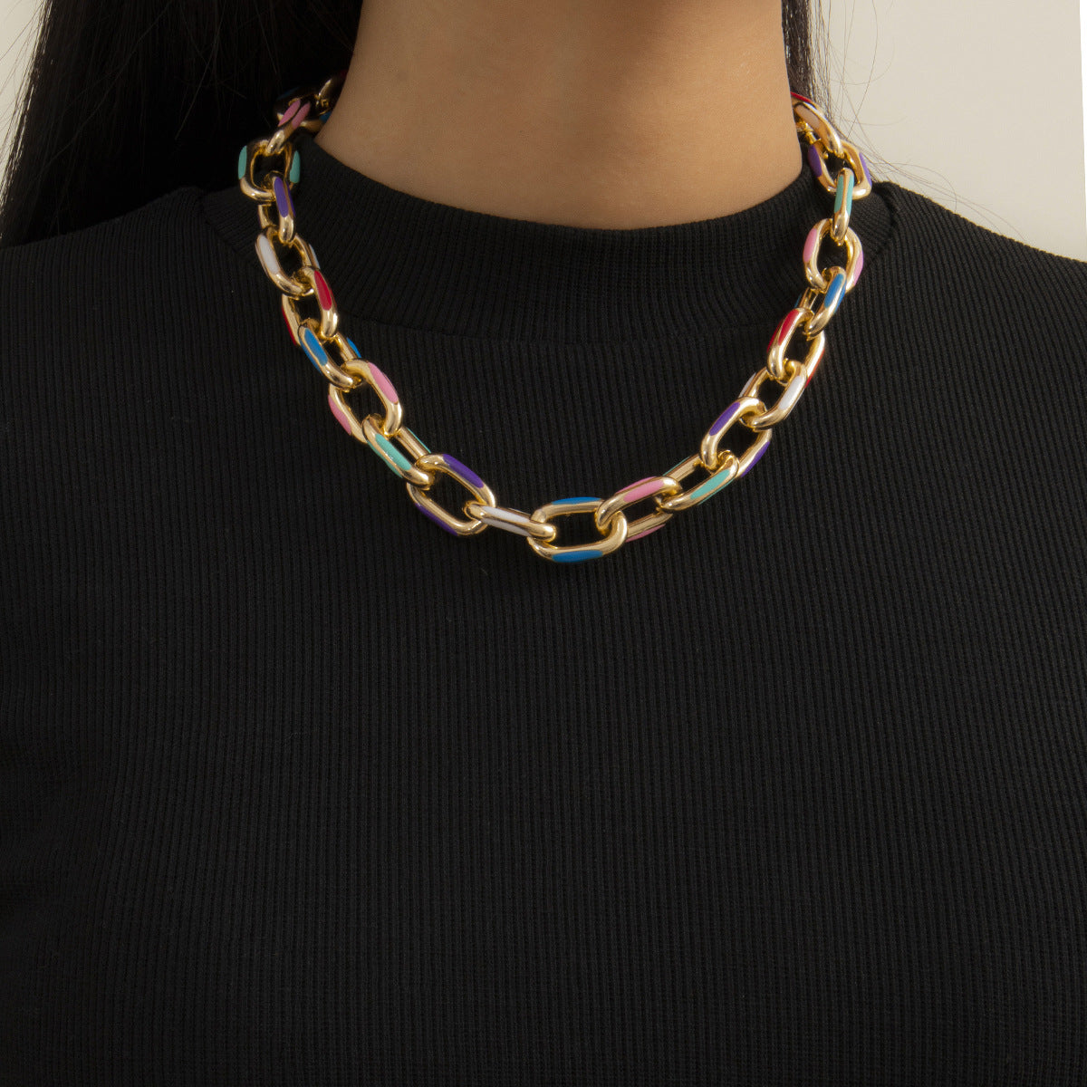 Collar con colgante de cruz geométrica minimalista para mujer en aluminio con acabado galvanizado