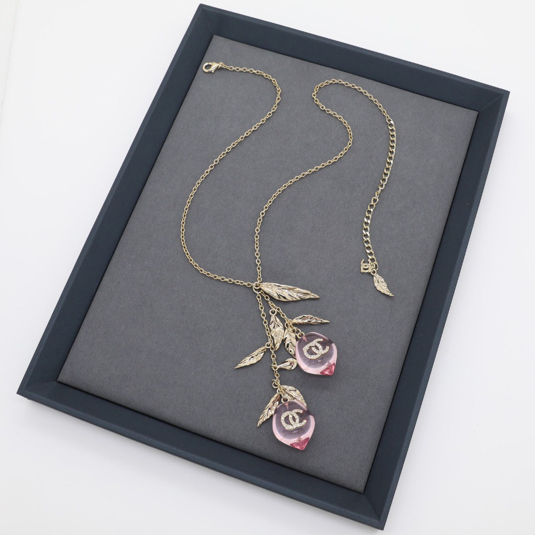 Collar chapado con colgante de lujo de acrílico rosa, melocotón y doble letra C para mujer