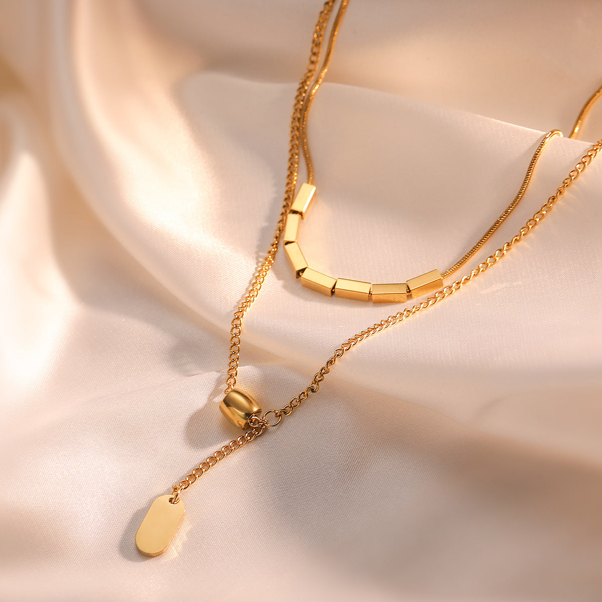 Collana da Donna Minimalista Geometrica in Acciaio al Titanio con Placcatura in Vero Oro, Gioiello Versatile con Ciondolo a Strati