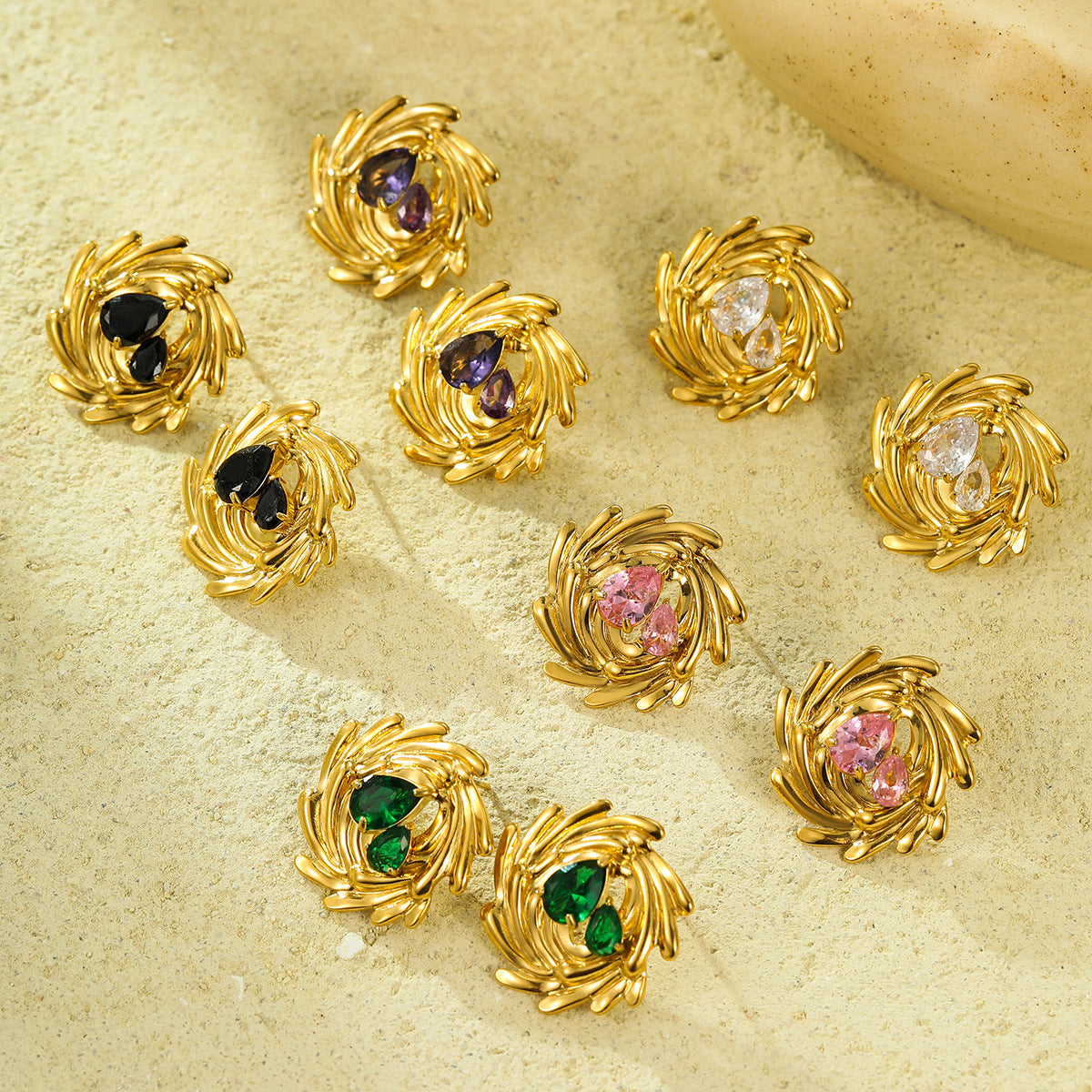 Orecchini a perno a spirale vintage in acciaio inossidabile placcato oro 18K con strass, da donna