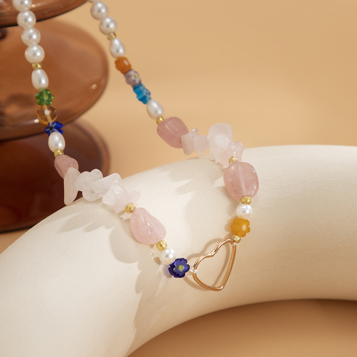 Retro Floral Pendant Necklace for Women with Heart-Shaped Rhinestone Accents, Resin and Alloy Construction, Single-Layer Minimalist Design on Beaded Chain