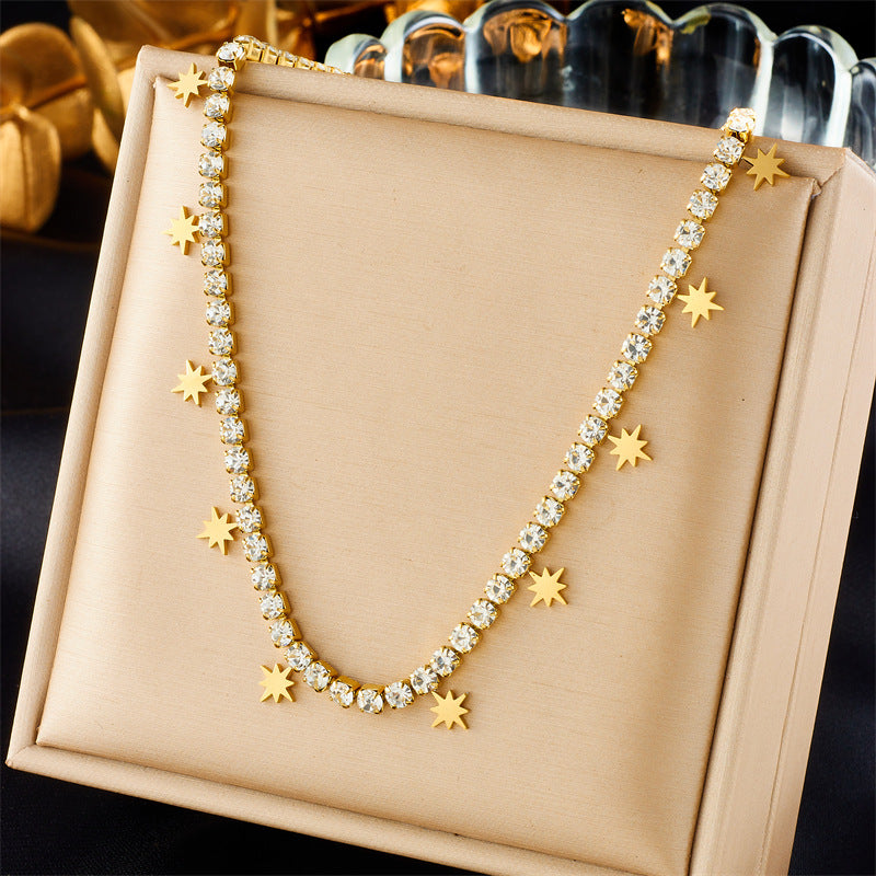 Collana con ciondolo a stella a otto punte in acciaio al titanio, lusso minimalista, con intarsio completo di strass e finitura placcata