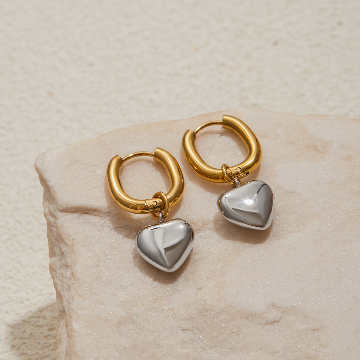 Orecchini minimalisti in acciaio inossidabile a forma di cuore con finitura galvanica da donna