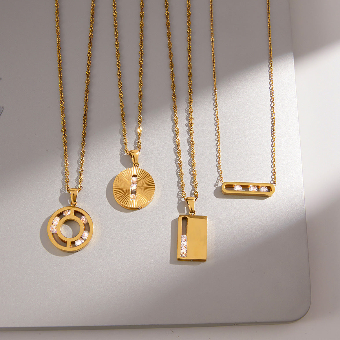 Collana con Pendente Geometrico in Acciaio Inossidabile con Ciondolo in Acciaio al Titanio e Finitura Placcata per Donna