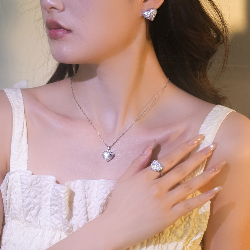 Elegante parure girocollo da donna con ciondolo a cuore in acciaio al titanio con zirconi micropavé, finitura placcata ipoallergenica, catena a croce