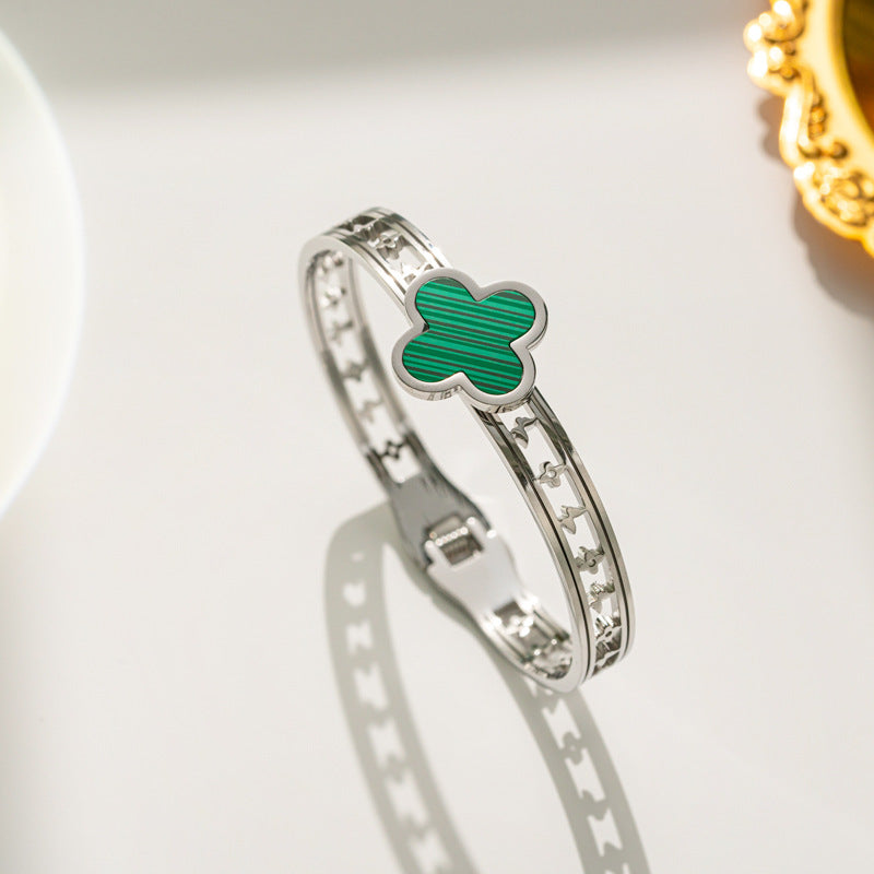 Minimalist Lucky Clover Shaped Titanium Steel Bracelet with Vacuum Plating for Women