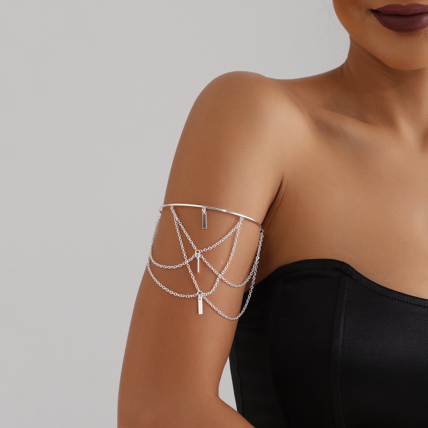 Pulsera de brazalete metálica ajustable de estilo punk geométrico para mujer con acabado chapado y detalle de borla
