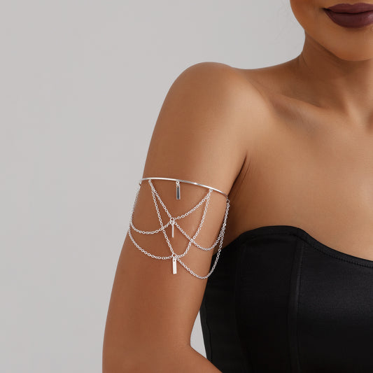Pulsera de brazalete metálica ajustable de estilo punk geométrico para mujer con acabado chapado y detalle de borla