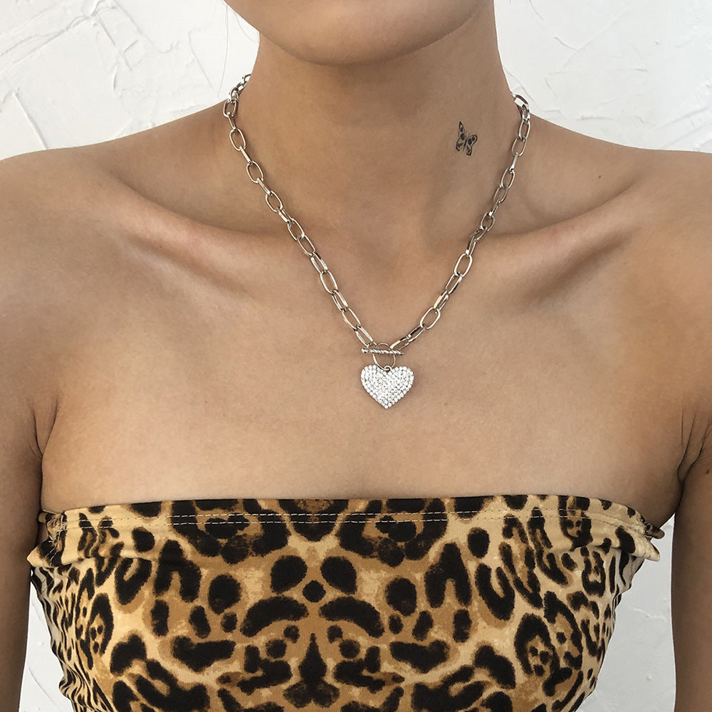Collar de aleación con forma de corazón estilo Punk con incrustaciones de diamantes de imitación y acabado chapado en oro