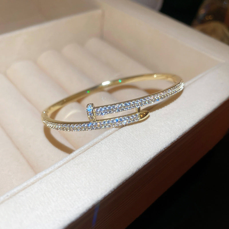 Pulsera tipo brazalete de aleación de cobre bañada en oro de lujo con incrustaciones de diamantes de imitación para mujer