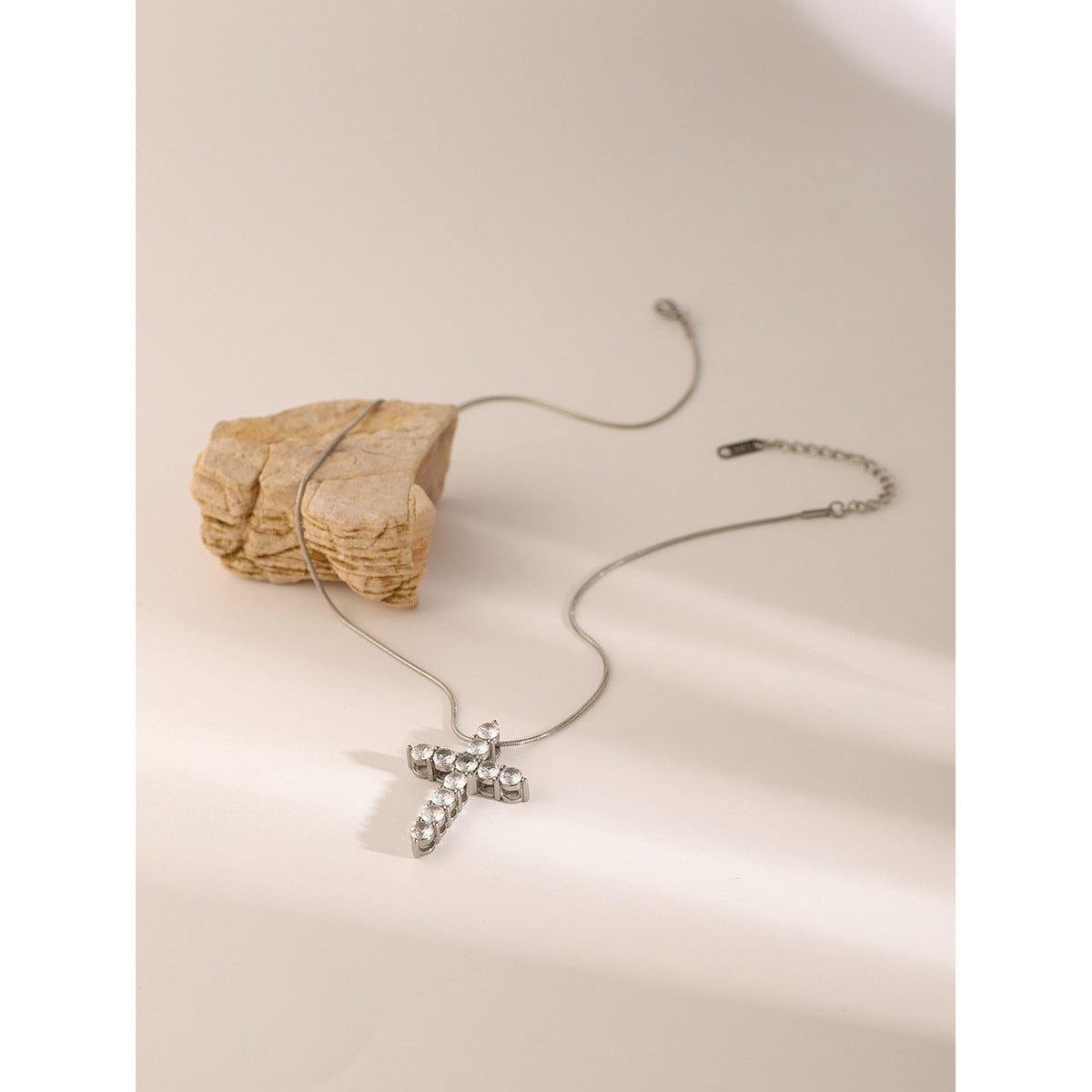 Collana Unisex alla Moda con Ciondolo a Croce in Acciaio Inossidabile Placcato Oro 18K con Zircone Bianco Rotondo e Catena Snake
