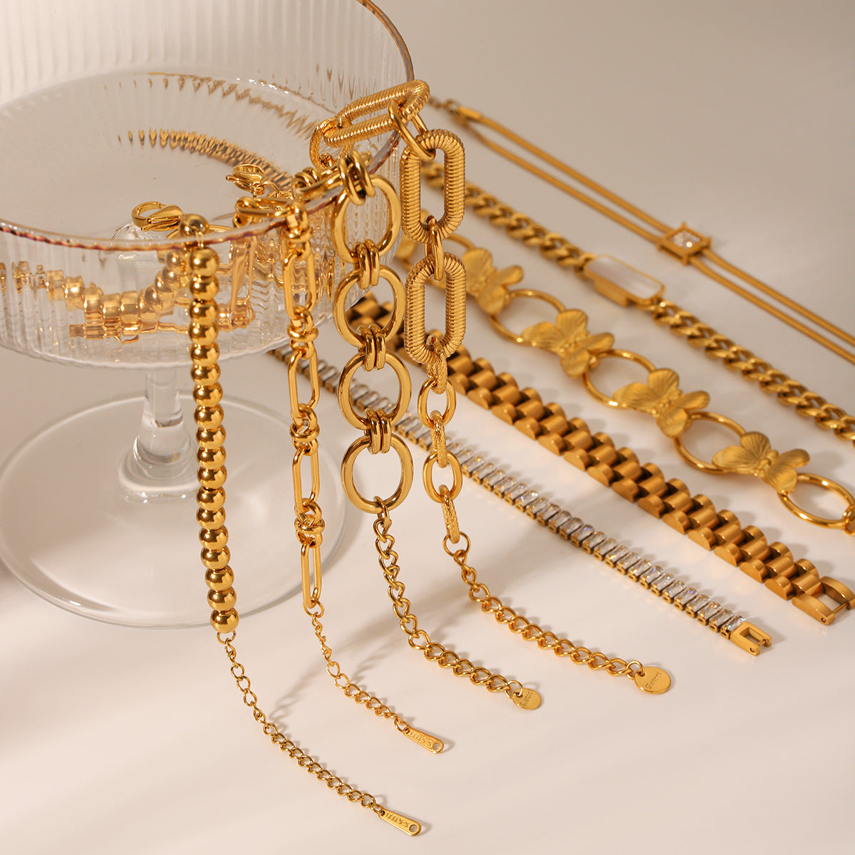 Bracciale da donna in acciaio inossidabile a forma di farfalla con intarsio in strass e finitura placcata, stile geometrico