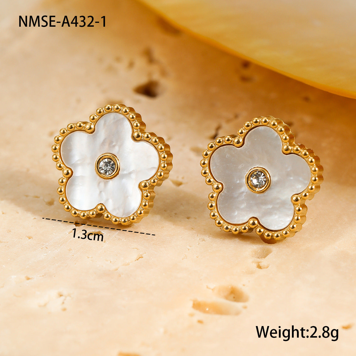 Fashion Minimalist Five-Petal Flower Mother-of-Pearl Pendant Necklace Set in Stainless Steel with Plated Finish