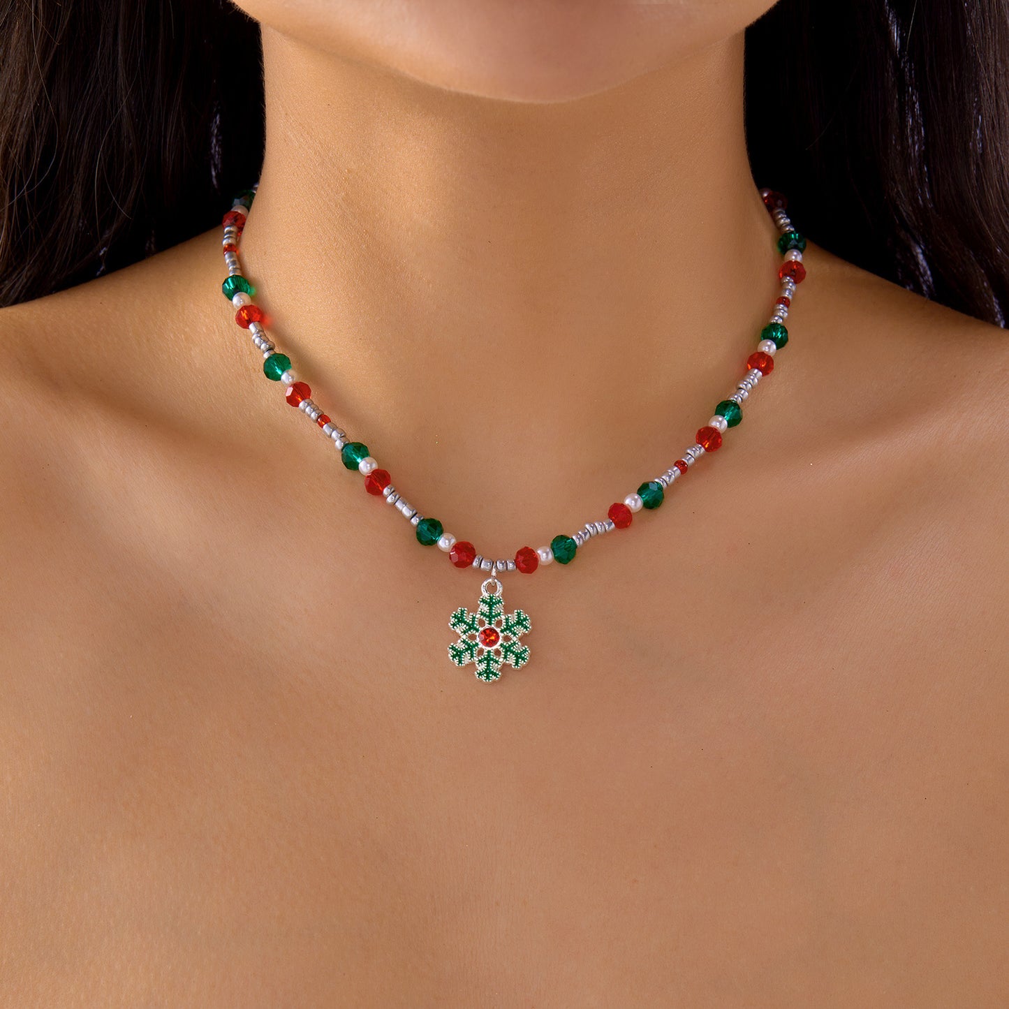 Elegante collar con colgante de árbol de Navidad de copo de nieve con cuentas de aleación y acabado chapado para la temporada navideña
