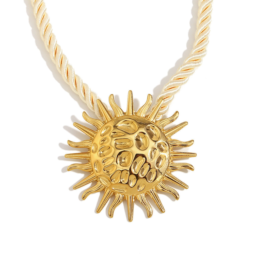 Fashionable Sun-Shaped Stainless Steel Pendant Necklace for Women with 18K Gold Plating and Seashell Inlay