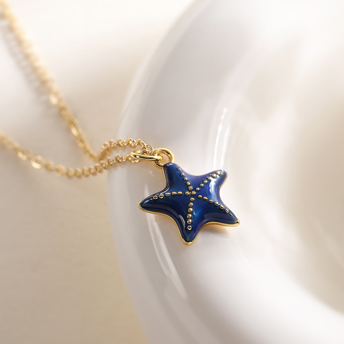 Vintage Minimalist 18K Gold Plated Enamel Irregular Starfish Pendant Necklace for Women