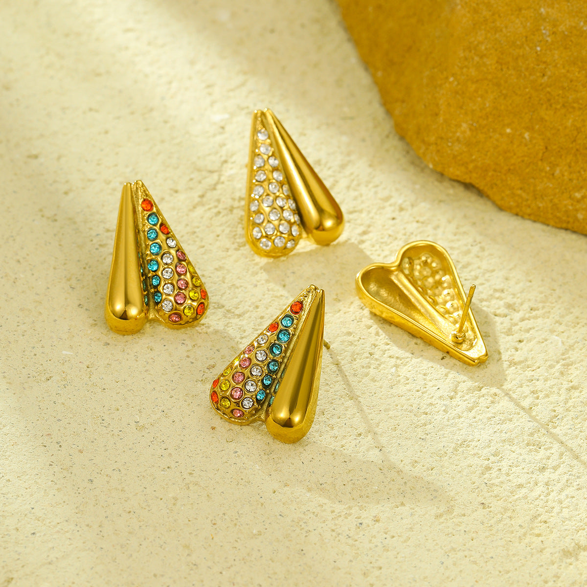 Pendientes de titanio y acero con circonitas huecas en forma de corazón, minimalistas y a la moda para mujer, con acabado chapado