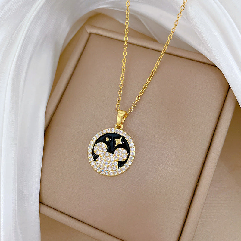 Collana con Ciondolo Orso Cartone Animato in Acciaio al Titanio con Finitura Smaltata e Intarsio di Strass per Donna Unisex Stile Geometrico Minimalista