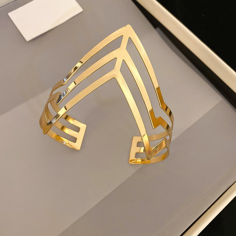 Pulsera Cóncava Irregular Minimalista para Mujer en Aleación de Latón con Acabado Galvánico