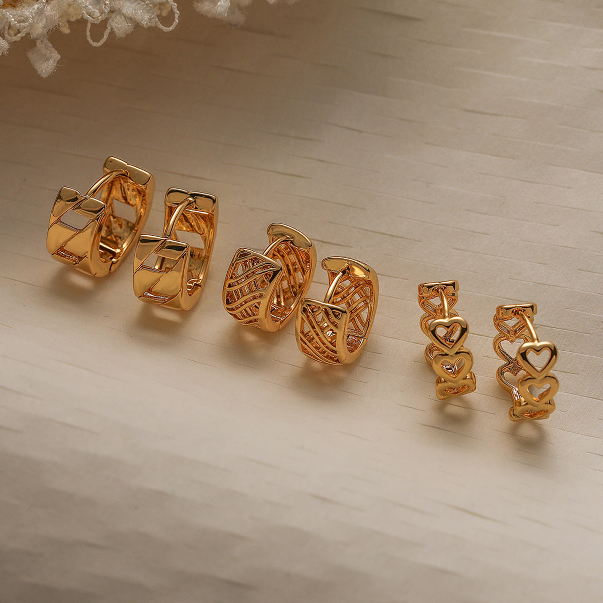 Orecchini mini Huggie da donna a forma di cuore geometrico cavo in stile vintage realizzati in rame con finitura placcata