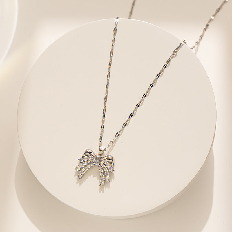 Collar minimalista con lazo para mujer, colgante de acero titanio con incrustaciones de diamantes de imitación y cadena ondulada