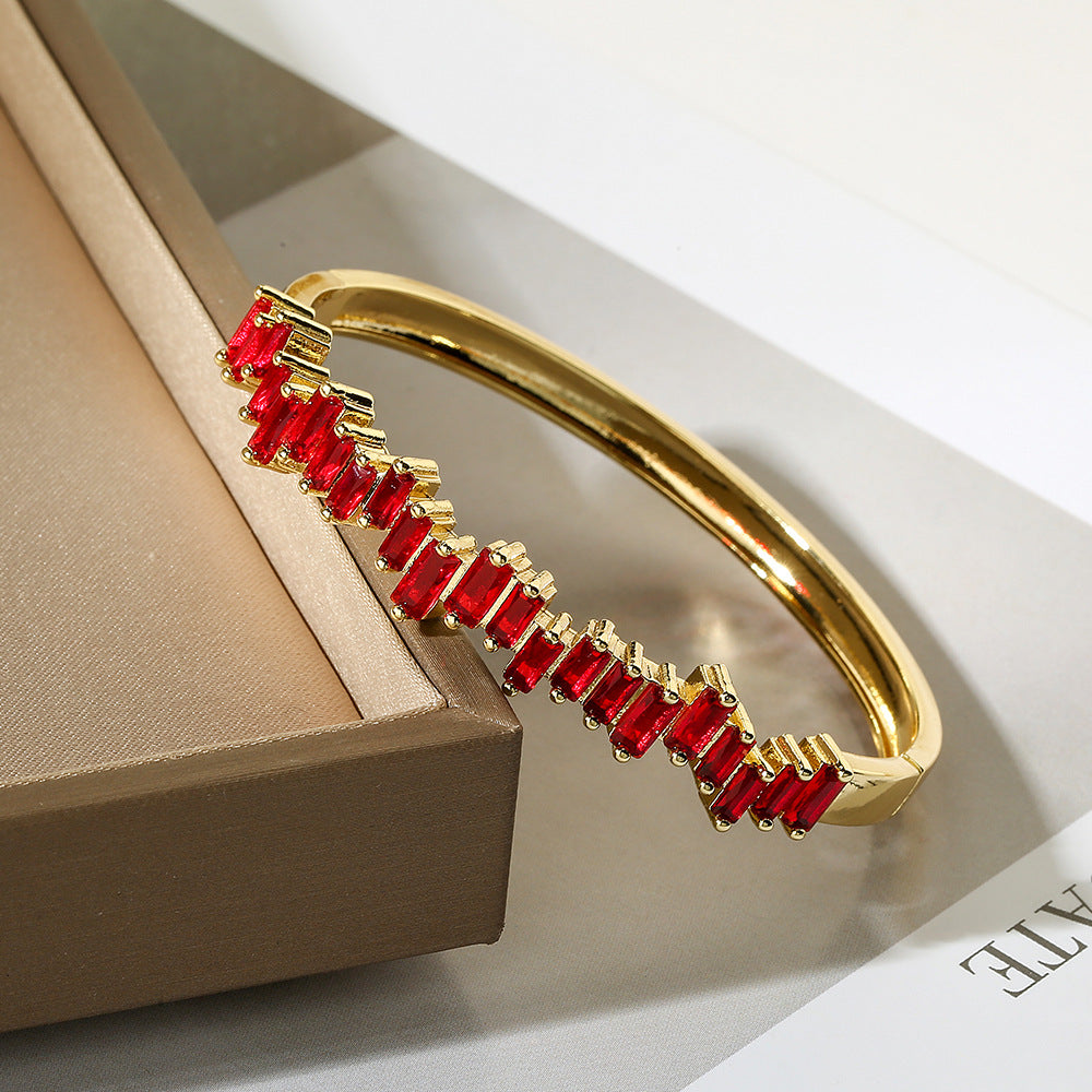 Bracciale Geometrico Minimalista in Rame con Placcatura in Oro e Intarsio in Zirconi da Donna