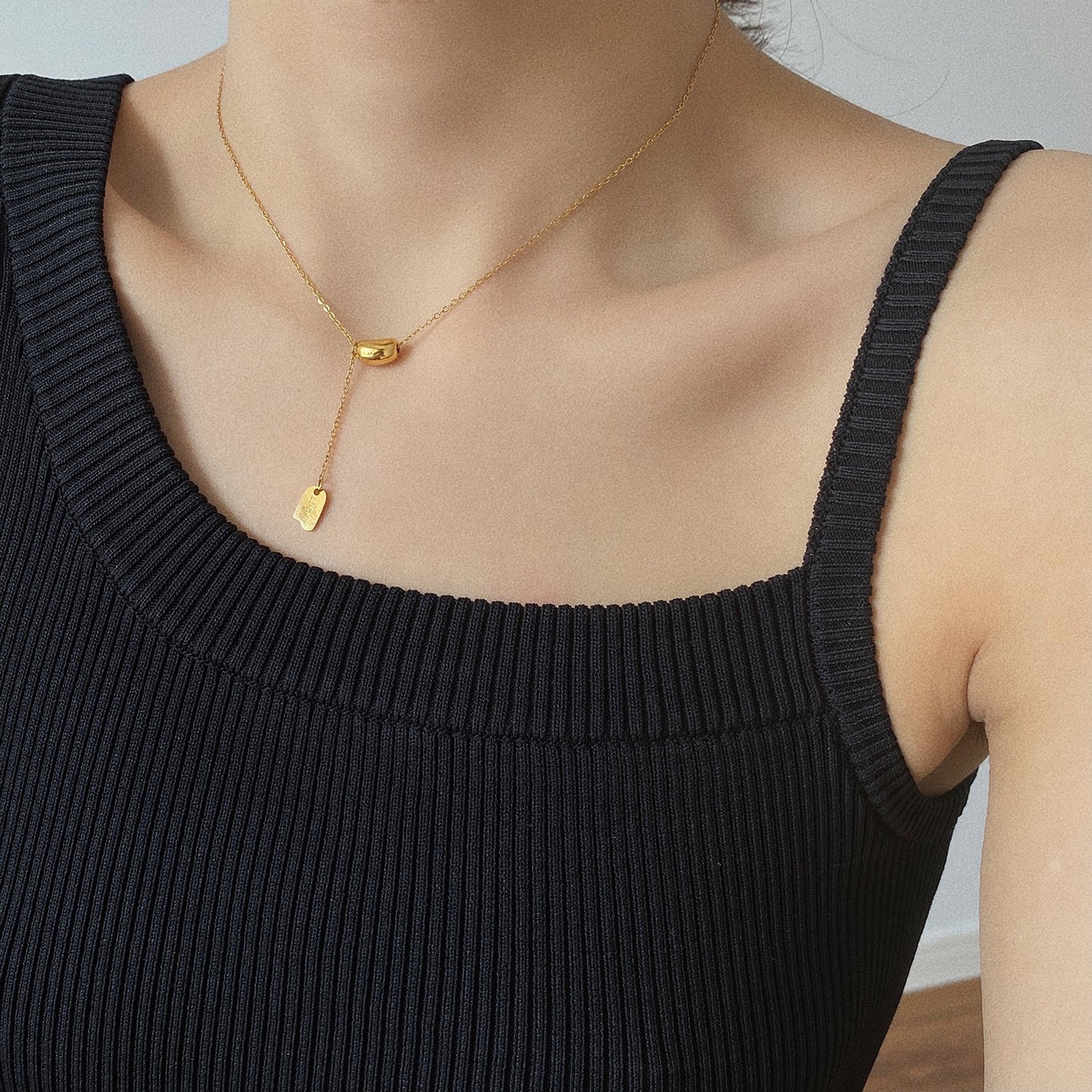 Collar con colgante semiredondo geométrico de diseño original en acero titanio con chapado al vacío de oro de 18 quilates para mujer y hombre