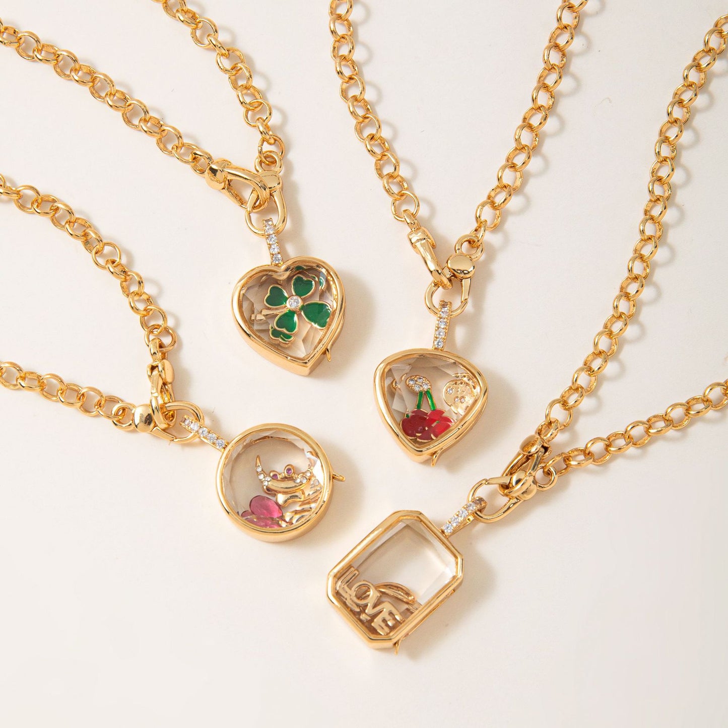Collana Unisex con Pendente a Medaglione Tondo Geometrico Placcato Oro 18K Vintage su Catenina, Acciaio al Titanio e Ottone