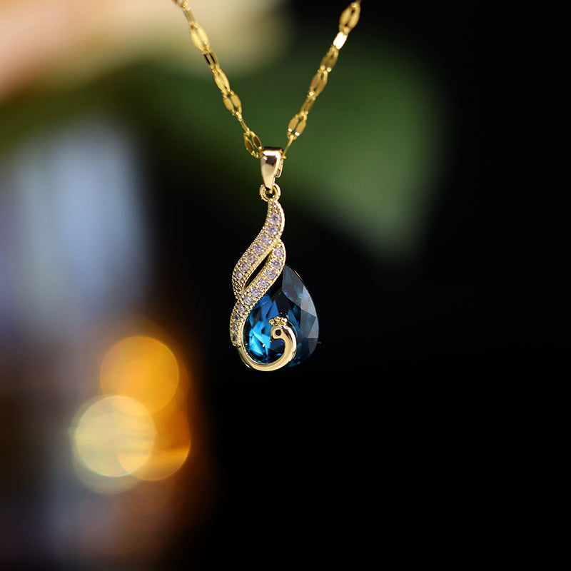Collana Unisex in Acciaio al Titanio con Pendente a Forma di Pavone Blu e Fiori, Placcato Oro 18K