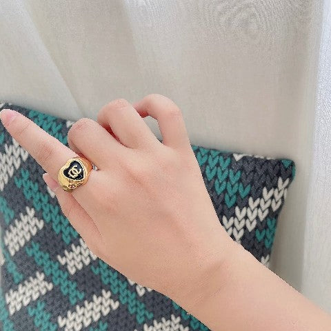Anello a Cuore con Lettera in Ottone Placcato Oro di Lusso con Smalto Nero per Donna