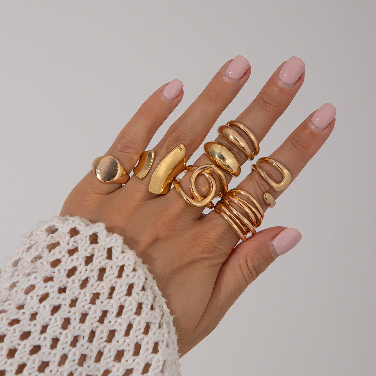 Juego de anillos geométricos minimalistas de aleación para mujer con acabado chapado, textura de arrugas líquidas y diseño apilable.