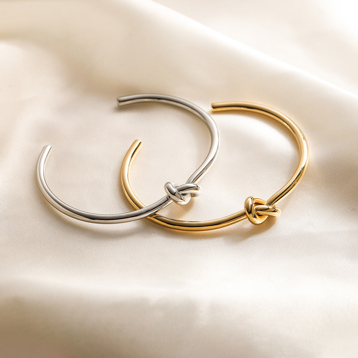 Bracciale regolabile minimalista alla moda a forma di nodo a cuore in acciaio inossidabile placcato oro 18 carati