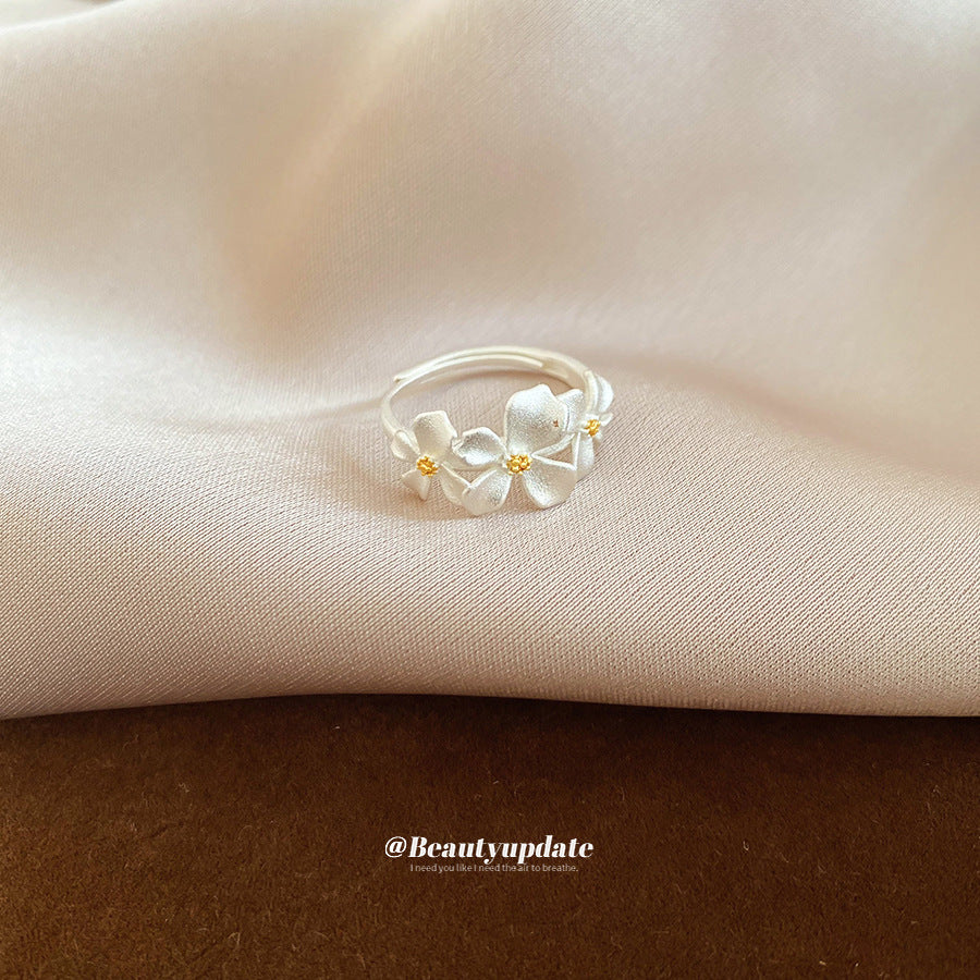 Anello Aperto Floreale Elegante da Donna Realizzato in Rame con Finitura Placcata, Ideale per l'Uso Quotidiano e per Essere Indossato Insieme ad Altri Anelli