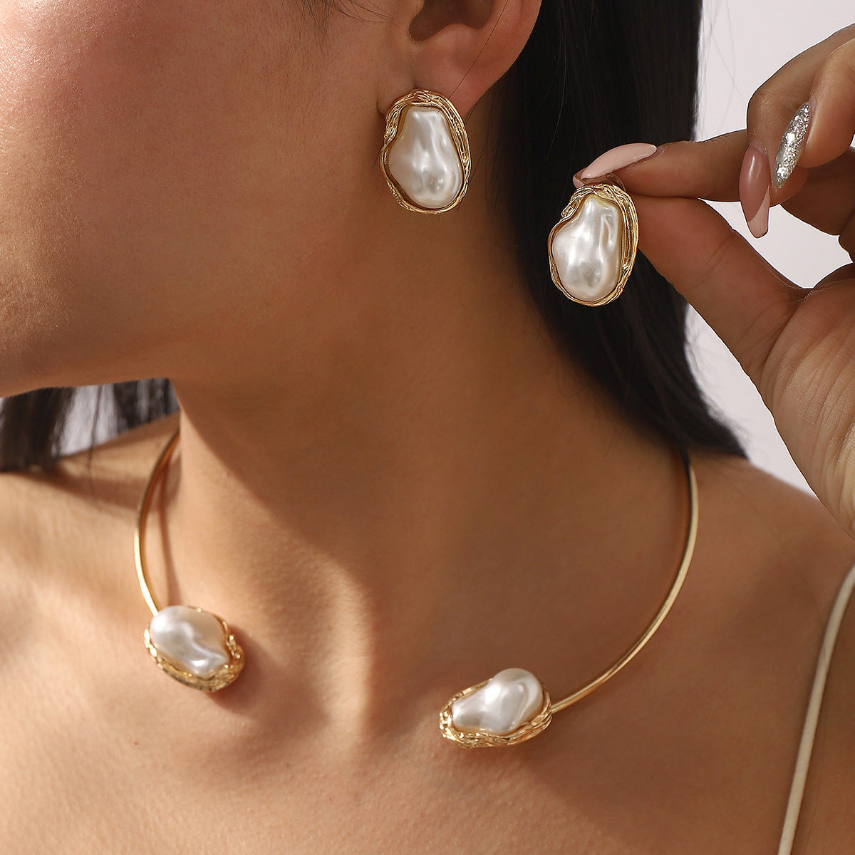 Collar geométrico de moda con base de aleación e incrustaciones de perlas simuladas para mujer