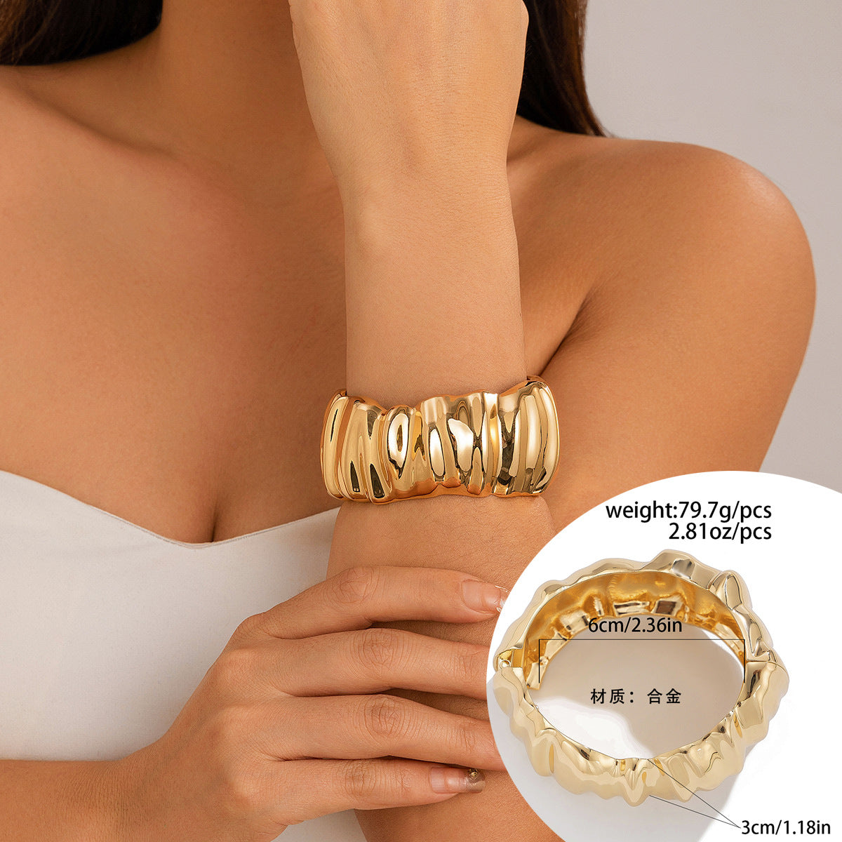 Pulsera de metal texturizada con diseño geométrico, acabado pulido y diseño abierto ajustable para mujer