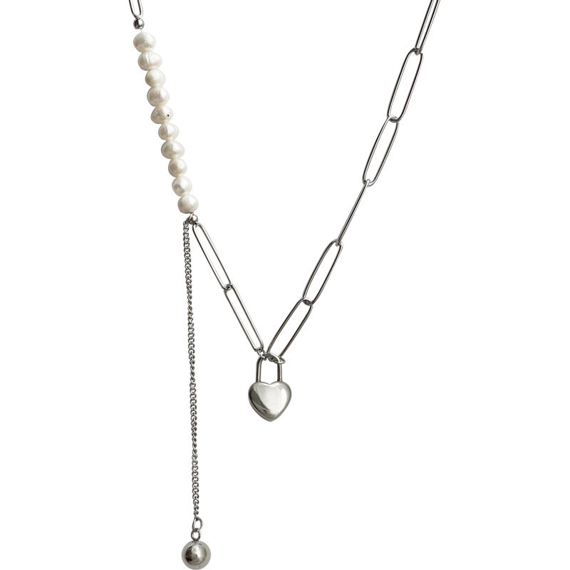 Collana Minimalista con Perle e Pendente a Cuore in Acciaio al Titanio Lucidato da Donna