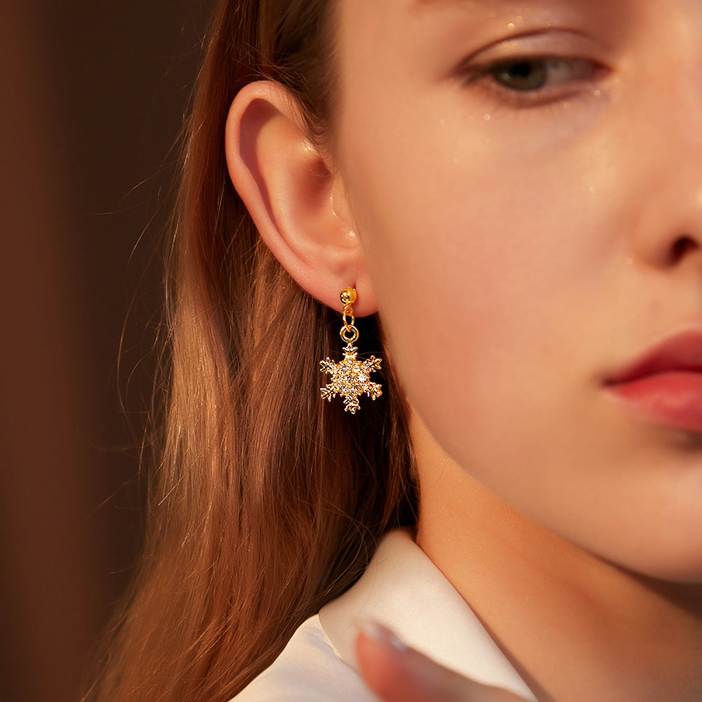 Pendientes de botón minimalistas de copo de nieve para mujer, aretes de aleación con incrustaciones de diamantes de imitación, acabado galvanizado, diseño geométrico con temática navideña
