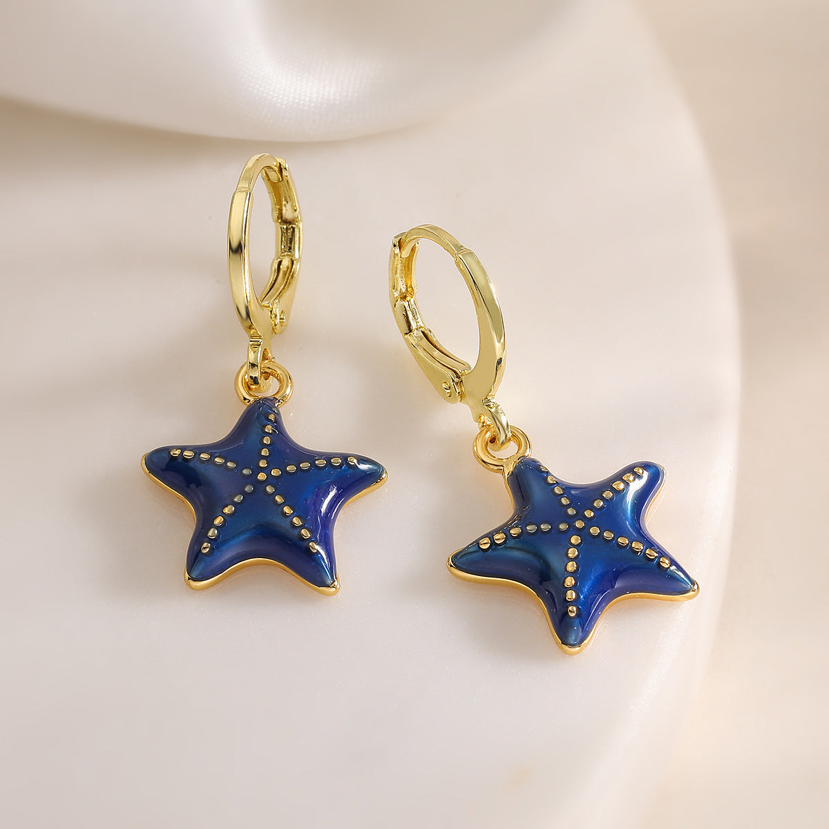 Orecchini in rame smaltato a forma di stella minimalista da donna con placcatura in oro 18 carati
