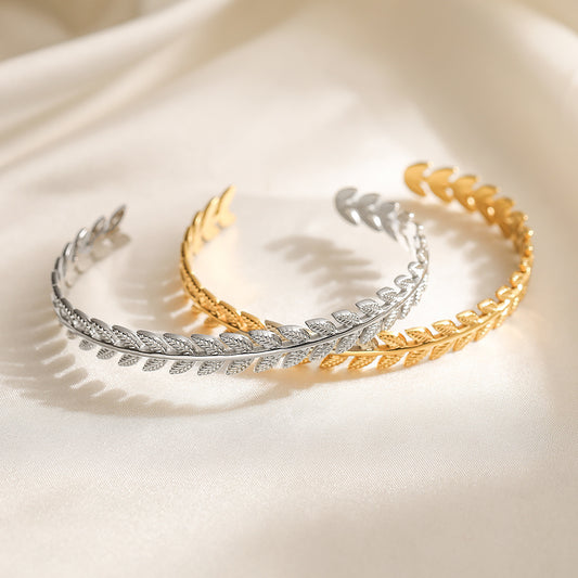 Bracciale Minimalista a C in Acciaio Inossidabile da Donna Placcato Oro 18K, Design Irregolare, Accessorio Moda Lusso Leggero