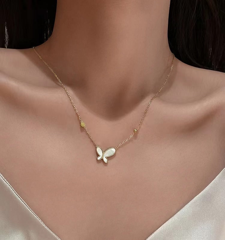 Elegante Collana con Ciondolo a Farfalla in Madreperla per Donna — Acciaio al Titanio con Intarsio in Oro, Catena O, Collana con Chiave di Volta d'Ispirazione Vintage