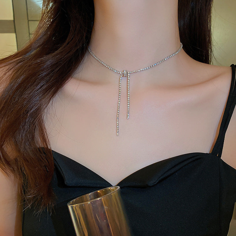 Elegante collar con colgante de lazo de diamantes de imitación y detalles de nácar perlado para mujer — Delicada cadena para clavícula en estilo de lujo minimalista y a la moda